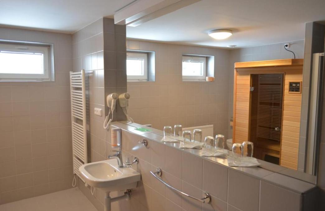 Hotel Ceska Farma Dolni Dvur Bagian luar foto